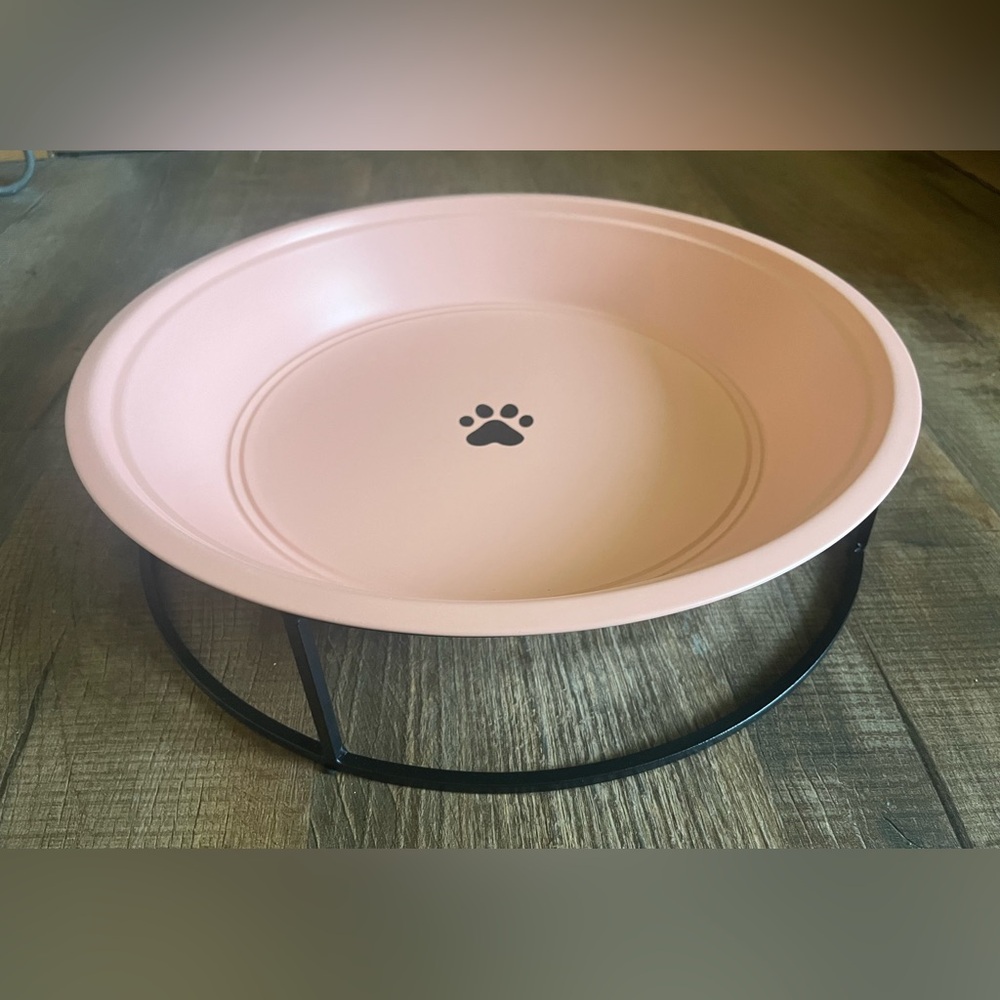 Elevated stainless steel 18-Cup Pet water/food Bowl-Peach with Black Stand. NWT.